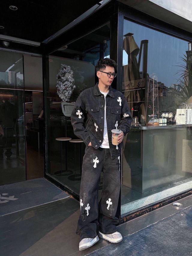 拼皮十字架牛仔夹克外套高端定制纯棉牛仔布，洗水做旧处理，手感舒适，质感一流 面料的纹路非常清晰，非常有质感！！实穿性非常强 没有过多的点缀 穿起来只有帅气风。轻