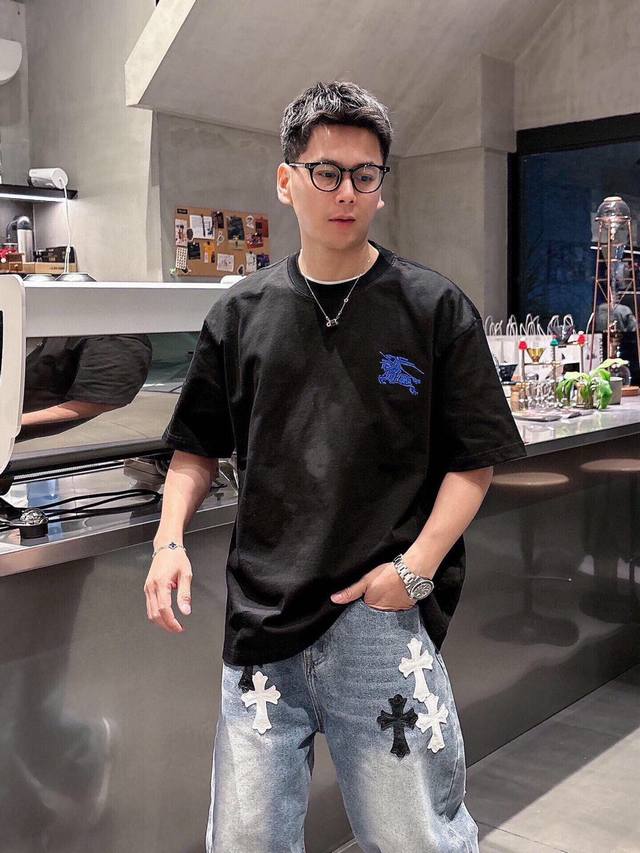 巴宝莉 圆领刺绣短袖T恤元素性的Logo徽章凸显休闲时尚魅力,依然独领时尚风骚 客供高支弹力纯棉面料,平整匀称的针织轻薄清爽,柔软舒适,透气性极佳.简洁而富有独