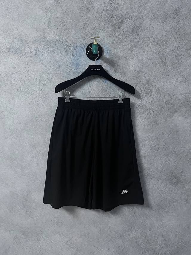 原版开发，顶级版本 Balenciaga巴黎世家 字母印花短裤 面料采用定制梭织面料，订染颜色后整蚀毛处理，对照原版做丝滑超柔处理，布面肌理股线清晰明显，垂感一