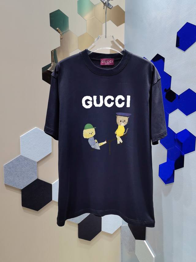Gucci 古驰 高品质 2025Ss 春夏新品经典图案大Logo印花限定款 原版面料 官方同款 圆领短袖T恤 定制280 克同缸染面料 手感舒适 春夏最新砖柜