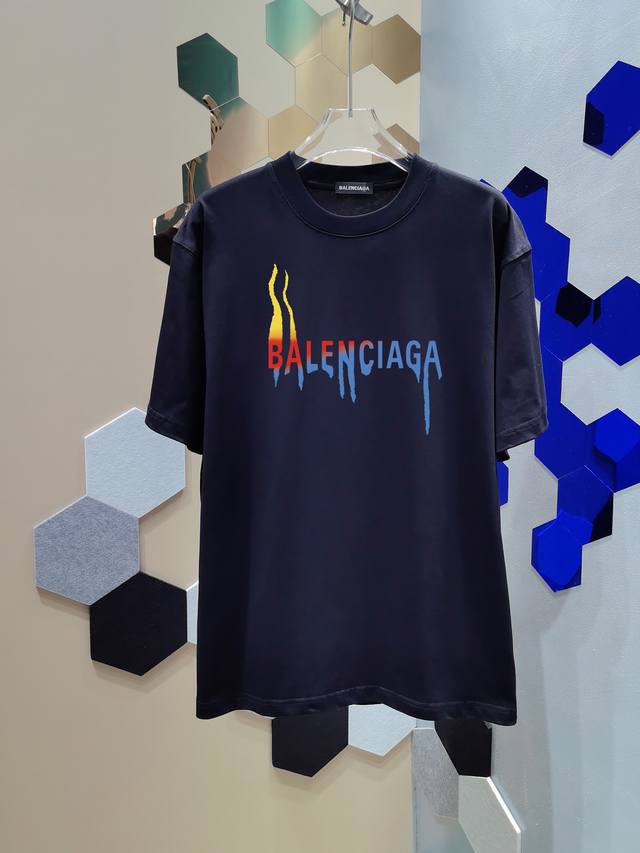 高品质 巴黎世家 Balenciaga 走秀款2025Ss春夏上新 重磅推出280克重高密度面料圆领短袖T恤 采用进口定染面料 宽松休闲Os落肩版型 上身效果超