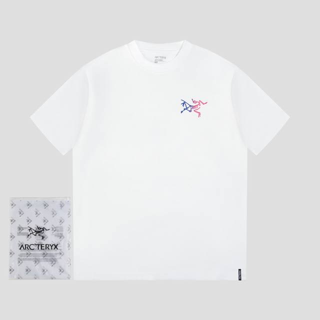 始祖鸟 Arc’Teryx胸前彩色印花 Logo短袖T恤 采用60支双股，实280克全棉面料。上身透气，绝不起球，手感柔软舒适，全衣平车走线立体剪裁。胸前Log