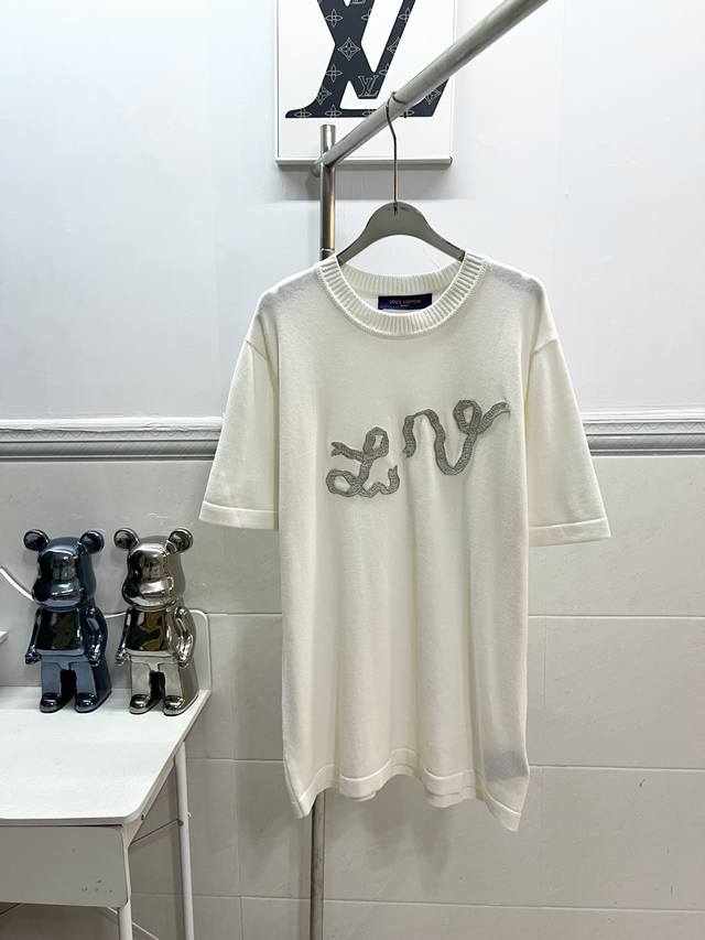 款号R063 Louis Vuitton 路易威登蛇年丝带刺绣毛织短袖采用高质纯棉14S细针织片，德国进口挂毛机织片而成，织线原衣对色，环保固色定染，引进定制全