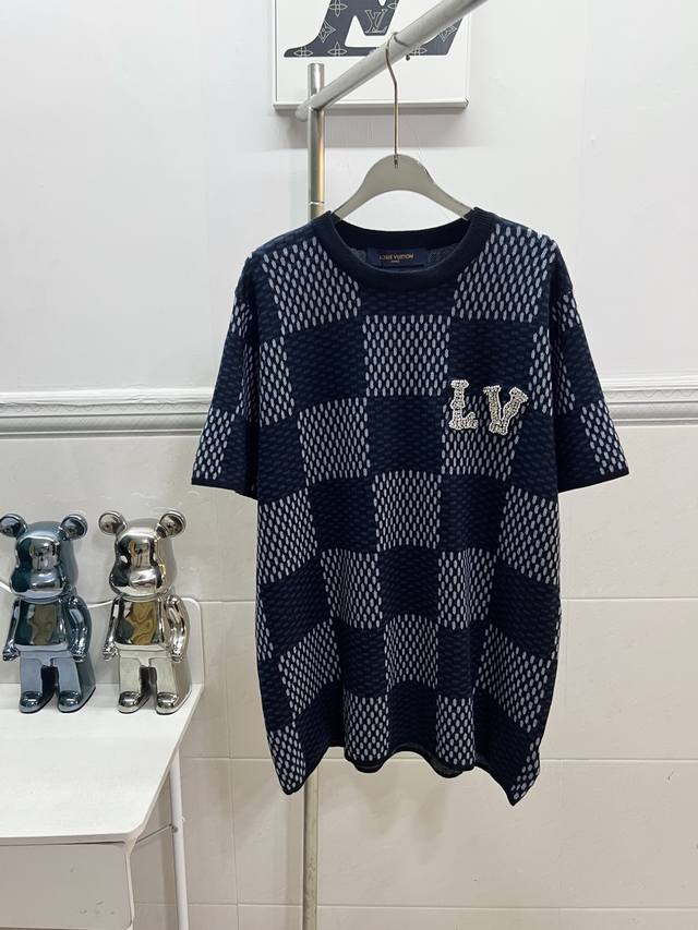 款号R061 Louis Vuitton 路易威登棋盘格钻饰棉质针织短袖T恤。毛料根据原版纱线进行检测，采用定做的高品棉纱纱线，我们定做的棉纱做工工序多，需要纺