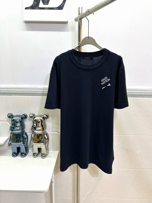 款号R014 Louis Vuitton路易威登胸前刺绣别针针织短袖T恤 面料采用14S细针织片定制处理 左侧胸前刺绣路易威登标识 随即点缀Iv Staples