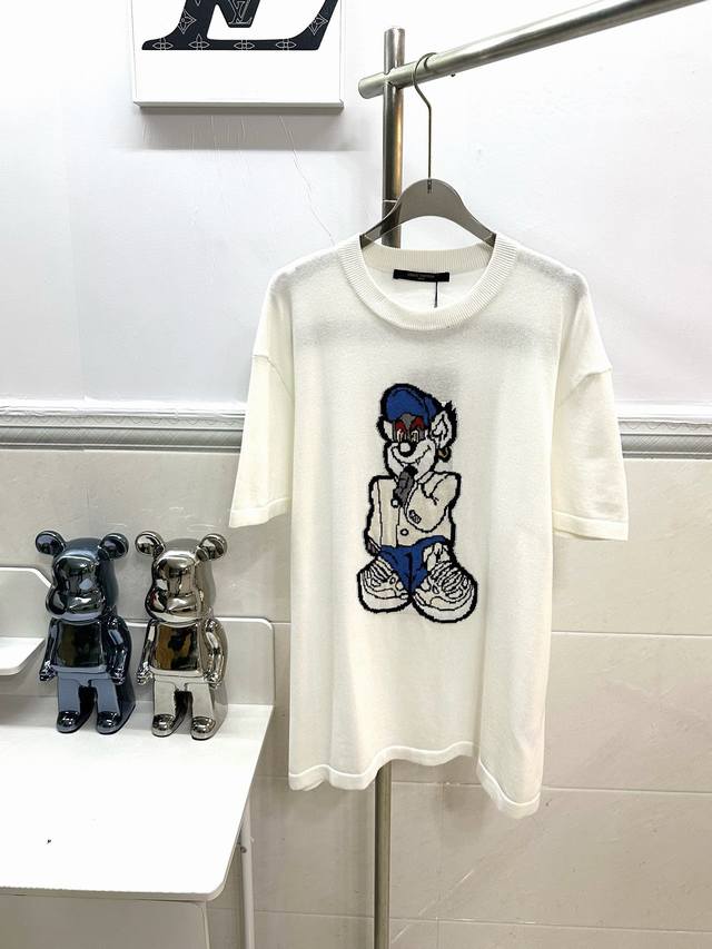 款号R009 Louis Vuitton 路易威登 卡通图案提花针织短袖T恤 面料采用14S细针织片定制处理 前幅采用卡通嘻哈歌手图案奠定基础嵌花提花设计工艺