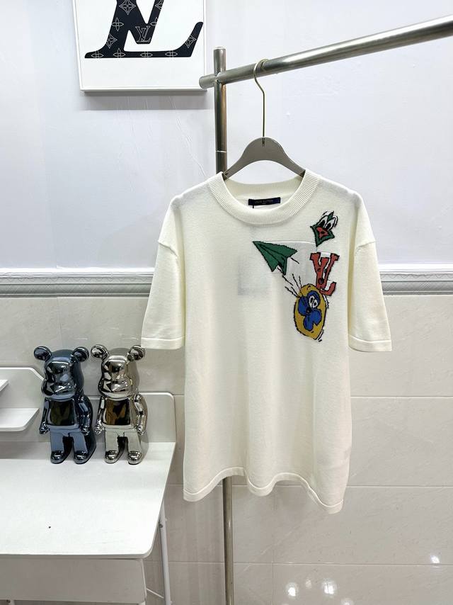 款号R006 Louis Vuitton 路易威登 纸飞机设计针织短袖T恤 面料采用14S细针织片定制处理 胸前小Logo刺绣图案纸飞机和卡通刺绣也是Iv独特设