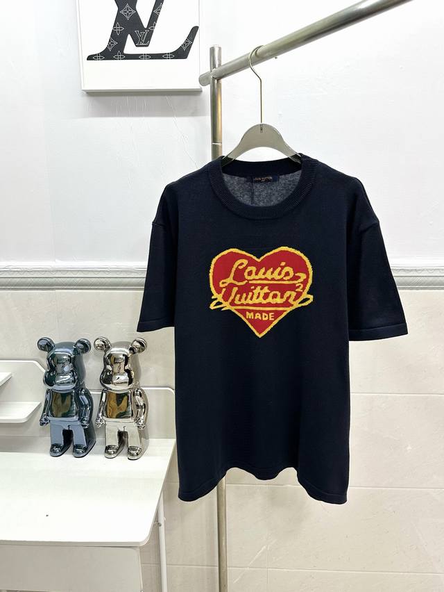款号R004 Louis Vuitton 路易威登 爱心针织短袖T恤 面料采用14S细针织片定制处理 材质有质感又清凉 是针织不是棉T恤哦 藏青色整体搭配亮眼红