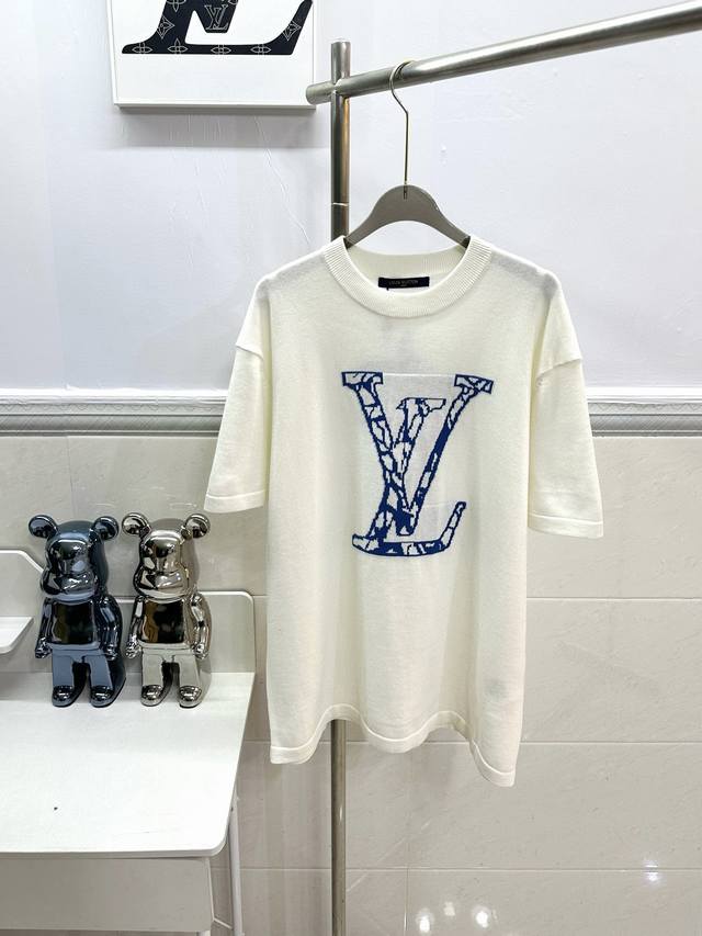 款号R002 Louis Vuitton 路易威登 滑雪系列针织短袖T恤 面料采用14S细针织片定制处理 将滑雪系列裂纹效果1Vice图案融入其中 正面饰有1V
