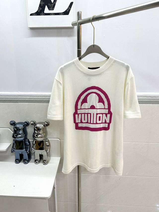 款号R001 Louis Vuitton 路易威登 樱花粉针织短袖T恤 面料采用14S细针织片定制处理 今年最新款短袖 经典的针织风格结合鲜艳四叶草的图案设计