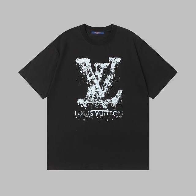 路易威登 Louis Vuitton 印花短袖T恤 - Size：S、M、L、Xl - 颜色：黑色、米色、白色 精选亲肤透气的上乘面料，质地柔软，穿着体验舒适。