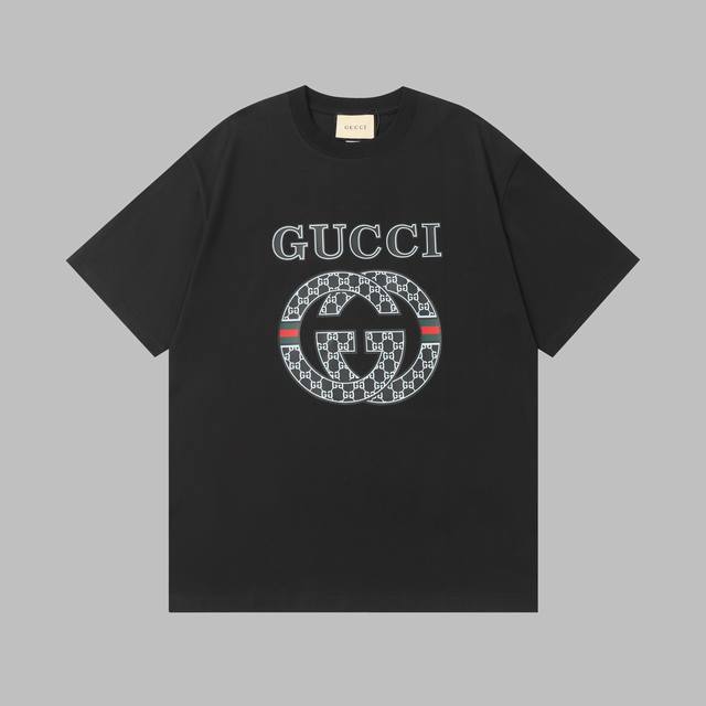 Gucci印花短袖T恤 - Size：S、M、L、Xl - 颜色：黑色、米色、白色 甄选亲肤透气的优质面料，触感细腻，穿着舒适自在。领口运用同缸定染工艺，色调均