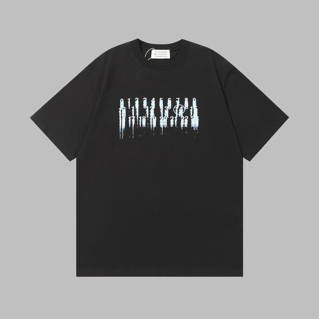 马吉拉 Maison Margiela 数字印花短袖T恤 - Size：S、M、L、Xl - 颜色：黑色、米色、白色 精选亲肤透气面料，上身柔软舒适，尽享自在。