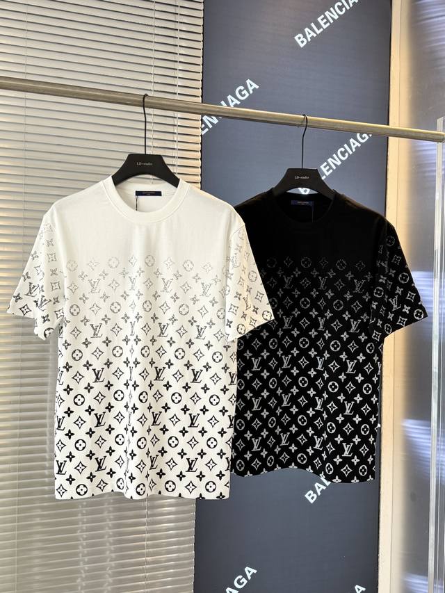 Lv路易威登满身渐变印标识300克圆领重工标志品牌短袖 官方同步 1:1原版开模 时尚个性 百搭潮流 纯原品质 原版洗水面料 吊牌 领标 水洗麦 三标齐全 颜色