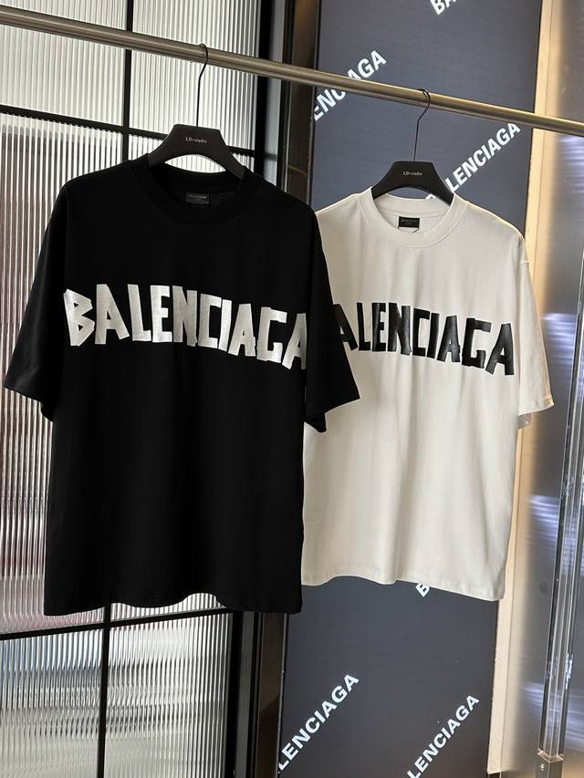 无炒色 巴黎世家简约黑白双色，标志性“Balenciaga”字母醒目吸睛，轻松拿捏时尚感。精选300克重磅洗水纯棉面料，透气亲肤，质感满满。男女同款，适配各种风