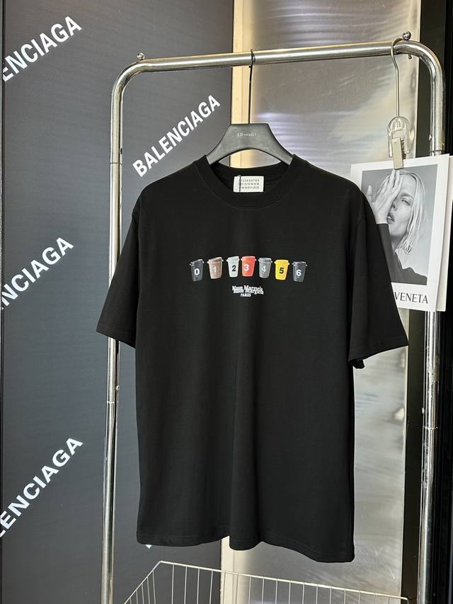 梅森 马吉拉数字咖啡杯Logo印花300克短袖 - : - 颜色：黑色 原版开发手感柔顺不变形不缩水 独家定织定染高克重紧密精梳棉面料 质感柔软舒适上身非常有型