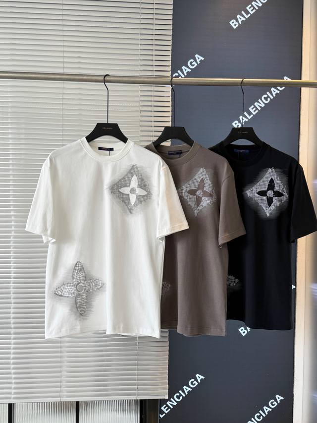 高端定制 Lv路易威登 新款铅笔手绘老花刺绣标识精致刺绣老花圆领短袖 八十年代复古感 - : - 颜色：白色 黑色 灰色 原版面料 官方同款 圆领短袖 定制30