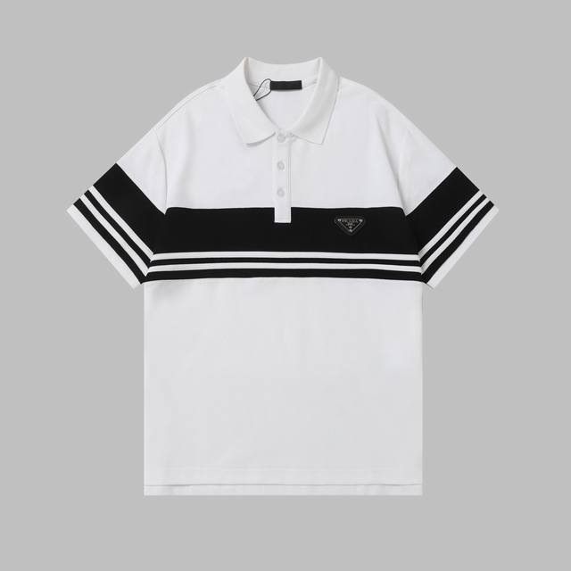 Prada经典条纹Polo短袖T恤 - 尺码：S、M、L、Xl - 颜色：白黑配色 选用亲肤透气的上乘面料，质感细腻，穿着舒适无负担。经典Polo领型，搭配标志