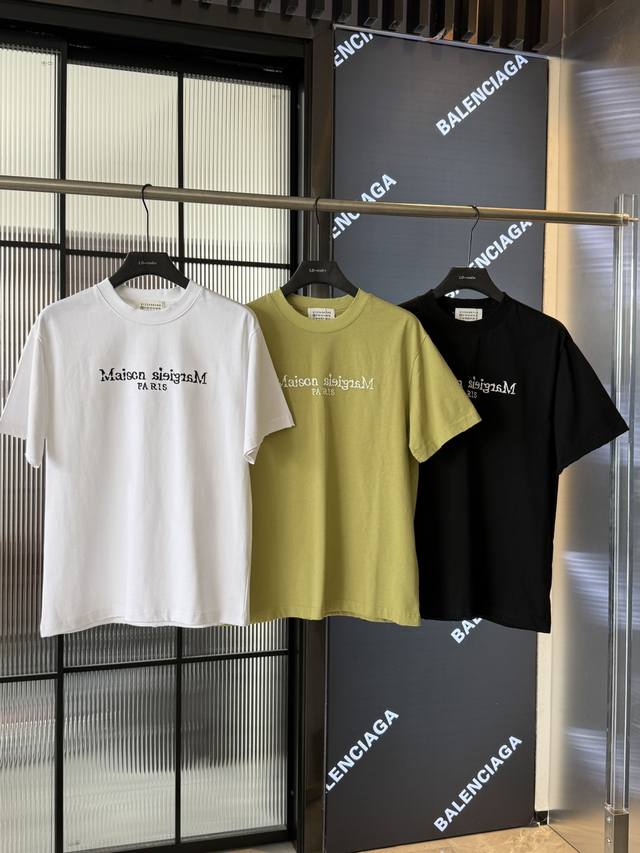 梅森 马吉拉25Ss春夏新款贴布刺绣300克短袖 款号:9035 - : - 颜色：黑色 白色 绿色 原版开发手感柔顺不变形不缩水 独家定织定染高克重紧密精梳棉
