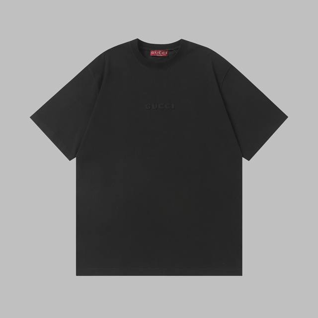 古驰 Gucci 简约时尚短袖T恤 - 尺码：S、M、L、Xl - 颜色：白色、绿色、黑色 严选亲肤透气面料，触感柔软，带来舒适穿着体验。简约设计搭配精致刺绣，