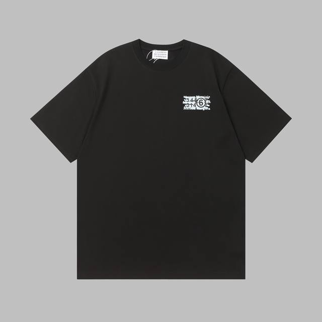 品牌 马吉拉 Maison Margiela ：个性数字印花短袖T恤 - Size：S、M、L、Xl - 颜色：黑色、白色 精选亲肤透气面料，质地柔软，穿着舒适