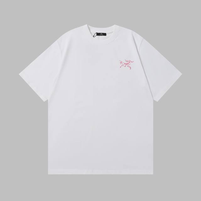 品牌 始祖鸟：Arc'teryx 个性印花短袖T恤 - Size：S、M、L、Xl - 颜色：黑色、白色 严选高品质面料，透气亲肤，带来舒适穿着体验。黑色款后背