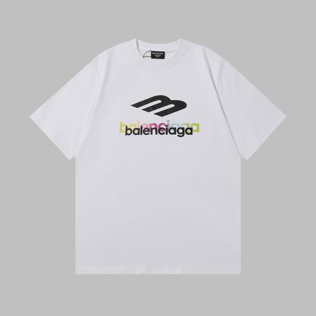 品牌 巴黎世家：Balenciaga 字母印花短袖T恤 - Size：S、M、L、Xl - 颜色：黑色、白色 选用舒适面料，上身自在透气。标志性字母与图案设计，