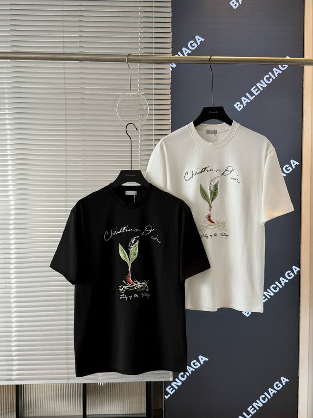 Dior 迪奥 新款 铃兰花字母刺绣标识精致刺绣老花圆领短袖 - : - 颜色：白色 黑色 原版面料 官方同款 圆领短袖 定制300克同缸染面料 手感非常舒服