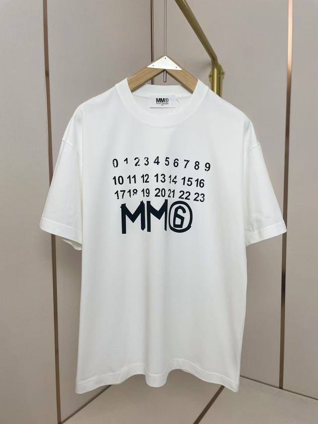 Mm6 2025Ss植绒字母T恤 后领品牌皮牌更加高端大气 双层螺纹领口 肩部通肩压条 280G纯棉面料 黑白双色 男女同款码数S-Xxl