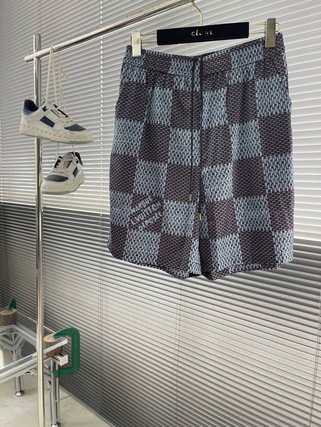 上衣 裤子 -驴牌 2025早秋新品，本款衬衫为桑蚕丝铺陈全副Damier图案，色泽鲜亮，尽展夏日休闲风格。精细做工1：1还原。 码数：S-Xl 胸围