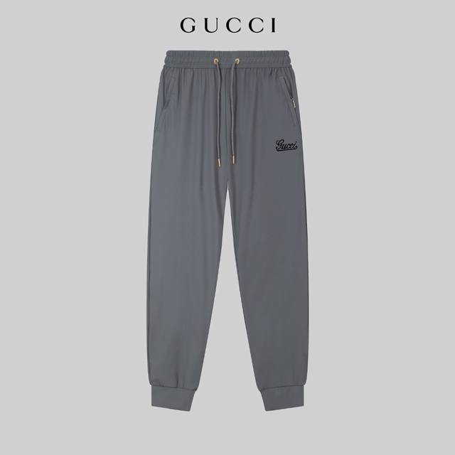 Gucci 古驰春夏季新款 两色高品质薄款运动休闲冰丝裤 爽滑舒适抗皱无痕的好裤子 质感柔软 手感微弹 ，清凉冰丝裤 腰部松紧带， 版型设计时尚潮流 走线工整整