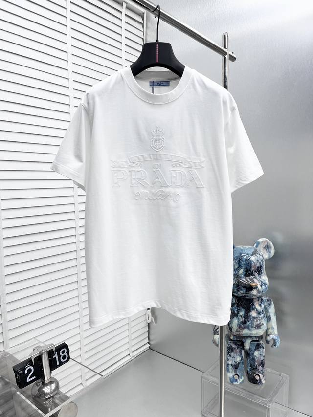 Prad*25Ss新款短袖，最新品牌经典Logo图案，高标准定制，上身非常有型，客供进口高档240克纯棉面料质感非常细腻，细节工艺精湛考究，塑造性极高的一款单品