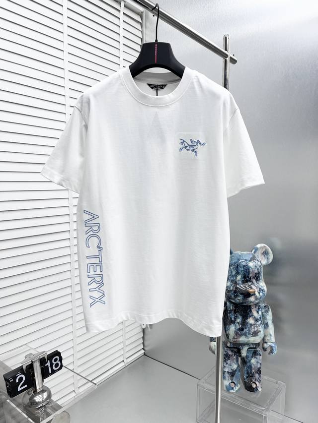 Arc*始祖鸟25Ss新款短袖，最新品牌经典Logo图案，高标准定制，上身非常有型，客供进口高档240克纯棉面料质感非常细腻，细节工艺精湛考究，塑造性极高的一款
