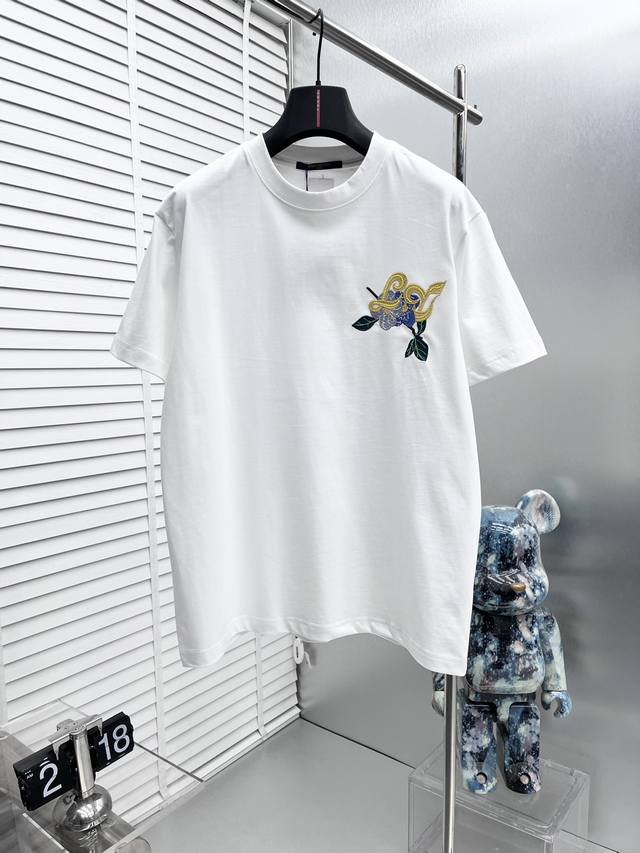 Lv* 25Ss新款短袖，最新品牌经典Logo图案，高标准定制，上身非常有型，客供进口高档240克纯棉面料质感非常细腻，细节工艺精湛考究，塑造性极高的一款单品，