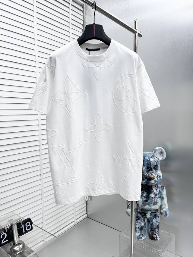 Lv*25Ss新款短袖，最新品牌经典Logo图案，高标准定制，上身非常有型，客供进口高档240克纯棉面料质感非常细腻，细节工艺精湛考究，塑造性极高的一款单品，任