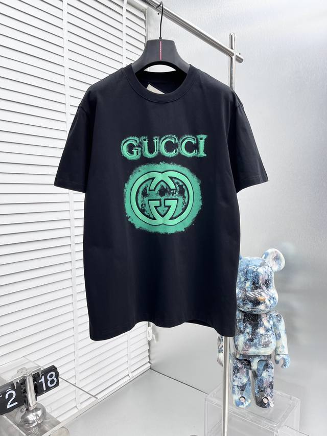 Gucc*25Ss新款短袖，最新品牌经典Logo图案，高标准定制，上身非常有型，客供进口高档240克纯棉面料质感非常细腻，细节工艺精湛考究，塑造性极高的一款单品
