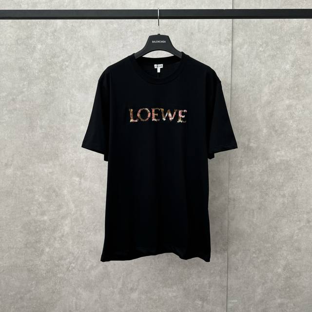 Loewe 罗意威油画字刺绣短袖 Size Xs S M L 轻质纯棉紧密棉面料，采用24S特纺织紧密棉，185G；搭配32S1X1拉架螺纹，220G。由于采用
