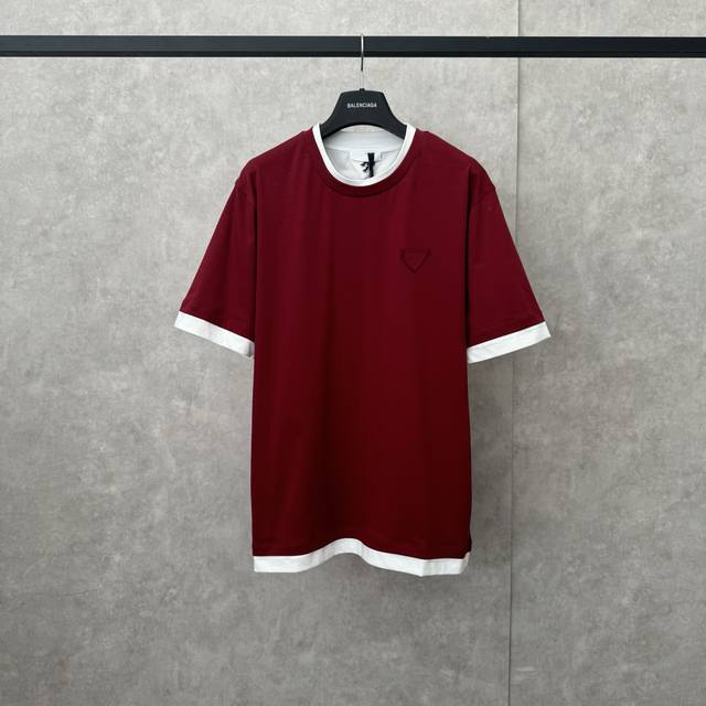 Prada 普拉达25Ss新款三角徽标饰撞色棉质短袖T恤 Size S M L Xl 这款棉质T恤以层次感和对比色重新演绎经典单品，为运动风廓形平添新颖细节。饰