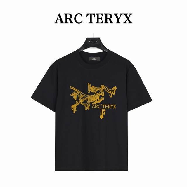 Ayc 鸟家金色溶解图案 款号:Szn41 黑色 240克重磅小落肩100%棉T恤。Os版型，宽松有型好搭配。采用精梳紧密赛络工艺，面料更耐磨。袖口以及下摆三排