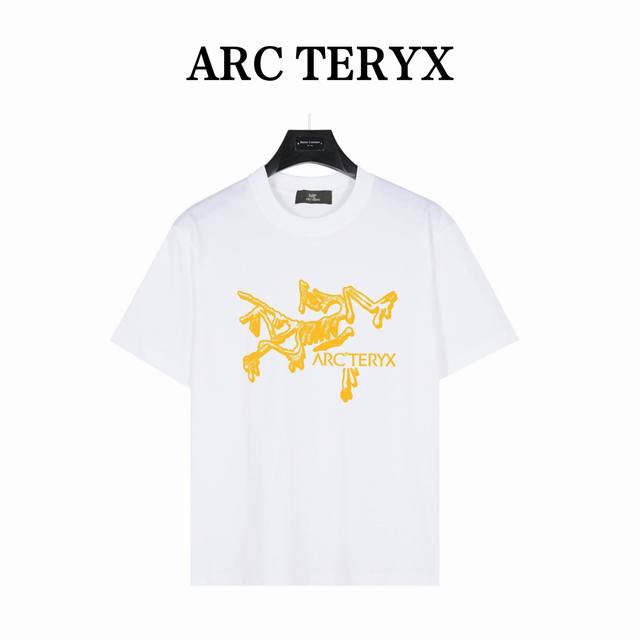 Ayc 鸟家金色溶解图案 款号:Szn41 白色 240克重磅小落肩100%棉T恤。Os版型，宽松有型好搭配。采用精梳紧密赛络工艺，面料更耐磨。袖口以及下摆三排