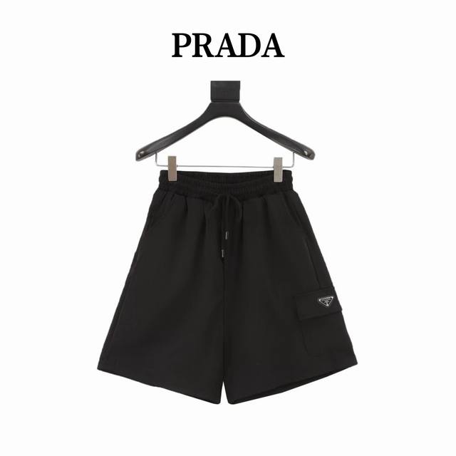 Prada 普拉达25Ss 经典口袋金属短裤 弹力腰围抽绳设计，完全不挑人的上身，侧边金属Logo三角牌点缀，原版开发，上身效果超好。 尺码：Xs-L