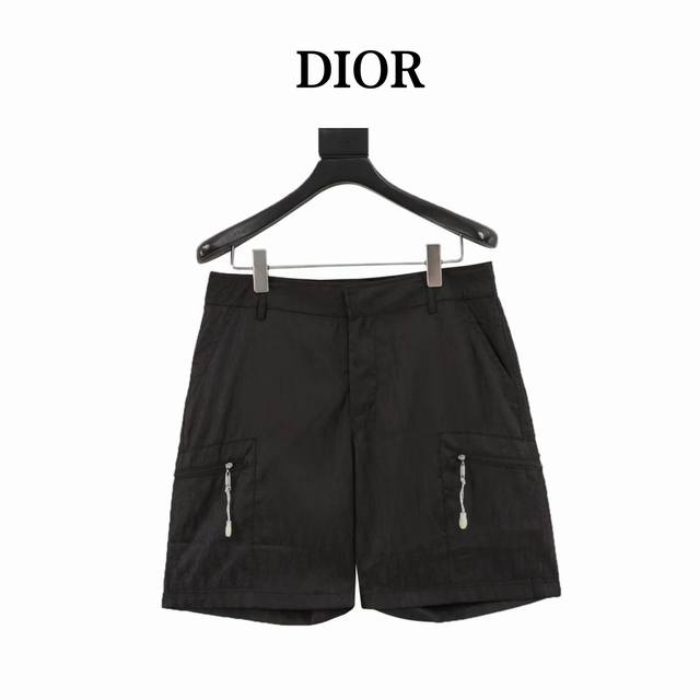 Dior 迪奥 暗纹老花满印拉链短裤 面料采用定制梭织面料，对照原版做丝滑超柔处理，布面肌理股线清晰明显，垂感一级棒，做工精致都到达外贸出口标准，一公分4.5针