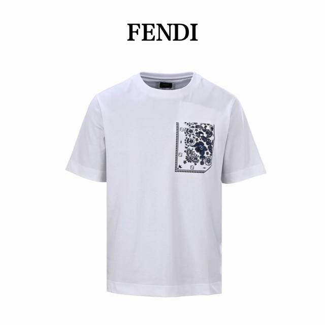 Fendi芬迪Fd 珊瑚花口袋短袖T恤 选用高支长绒棉编织而成 ，经纬密度可达 0根 英寸，布面紧密平整，触感光滑如丝绸，高密度结构增强了面料的耐用性，不易起球