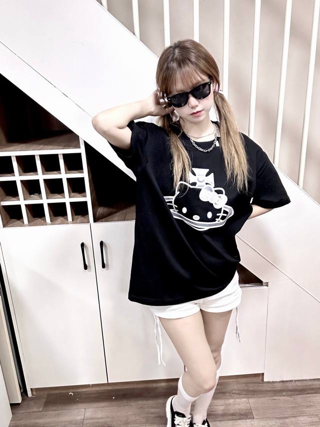 Vivi97# 独家款 Vivienne West Wood 西太后 薇薇安 三丽鸥联名Hellokitty 凯蒂猫印花短袖 简直不要太好看 对于十几岁来说有点