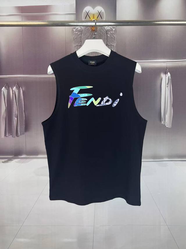 Fendi*芬迪 2025夏季F家 恶搞芬迪Logo字母印花 坎肩汗背心 运动健身 简约风 走秀款 圆领无袖T恤衫 宽松版型 男女同款 上身效果很赞 透气 颜色