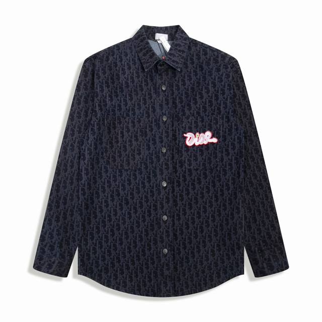 正确版高品质 Dior X Kaws 2025Ss蛇年限定刺绣植绒烧花满印老花长袖牛仔衬衫 采用棉质混纺牛仔面料精心制作，通体饰以经典的Oblique印花，搭配