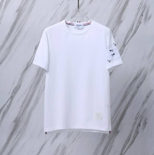 货号：T021 Tb玫瑰花刺绣条纹圆领纯棉T恤 Thom Browne 汤姆布朗 独家限定款 Tb玫瑰花条纹四杠纯棉双纱双股圆领套头夏季短袖T恤 采用定制预缩纯