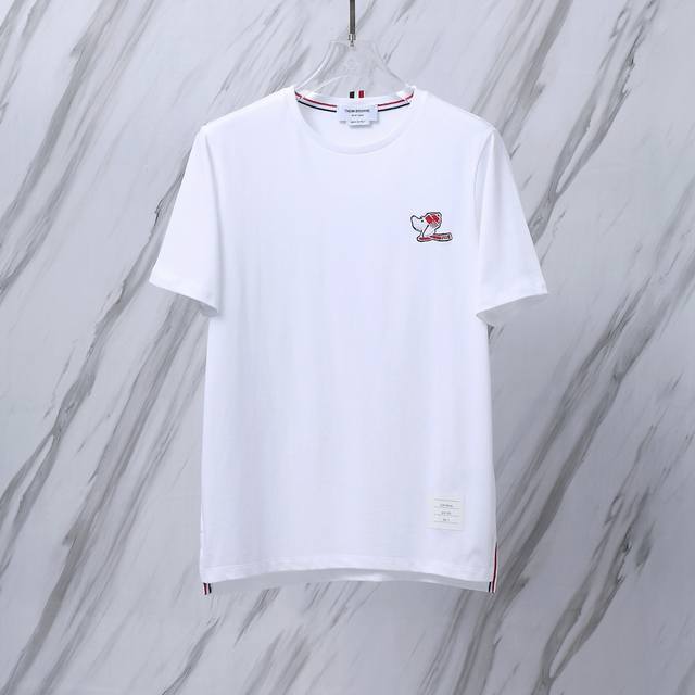 货号：T023 Tb雪橇犬刺绣小狗条纹圆领纯棉T恤 Thom Browne 汤姆布朗 Tb雪橇犬小狗刺绣纯棉双纱双股圆领套头夏季短袖T恤 采用定制预缩纯棉面料