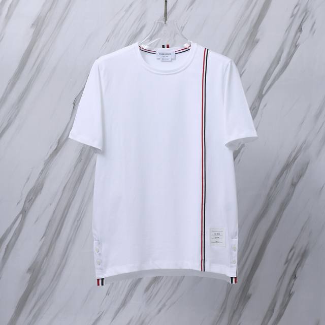货号：T017 Tb侧边织带标圆领纯棉T恤 Thom Browne 汤姆布朗 Tb前幅侧边织带标纯棉双纱双股圆领套头夏季短袖T恤 采用定制预缩纯棉面料 生产采用