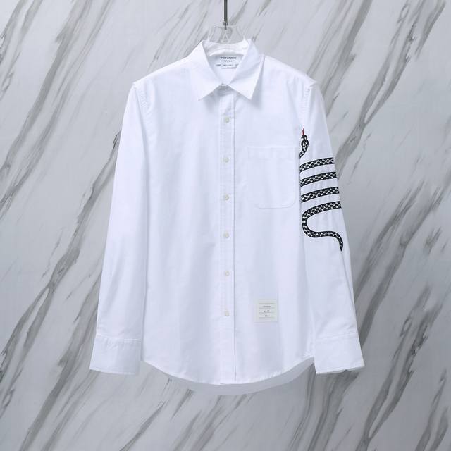 货号：520 Tb牛津纺蛇年限定手臂刺绣长袖衬衫 新款 Thom Browne 汤姆布朗.Tb衬衫蛇年限定新款手臂刺绣花纹长袖休闲衬衫 意大利制造产地小标 面料